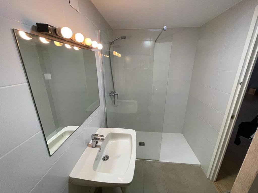Puerto Deportivo Beachfront: Renovated Seaside Retreat Hospitalet De L'Infant Exterior photo